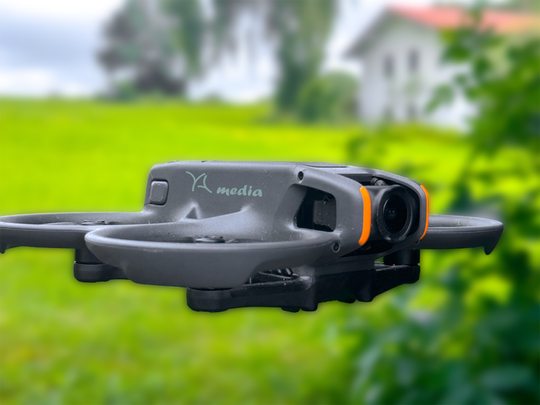 FPV-Drohne von YA-media im Flug – cineastische 4K-Aufnahmen indoor und outdoor